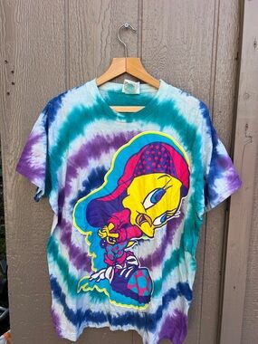 Vintage 1995/1996 Looney Tunes Tie-Dye rare oversized tshirt PTP 23 length 29